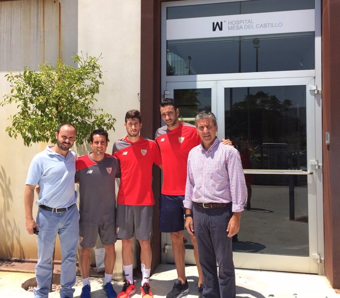 Jugadoresw Sevilla FC en Hospital Mesa del Castillo