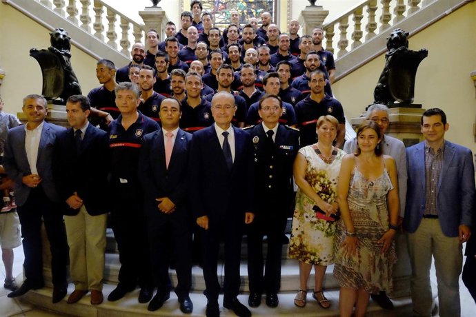El alcalde de Málaga, Francisco de la Torre, con nuevos bomberos de Málaga