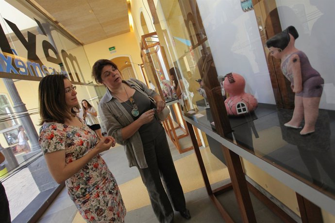 La consejera de Museos visita una muestra del Festival