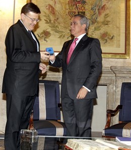 Garrido entrega a Puig la memoria del CJC de 2014