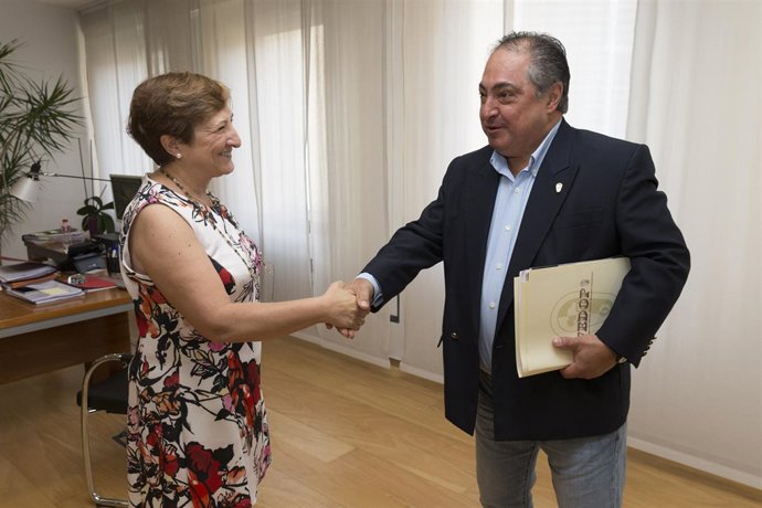 La consejera de Sanidad con el presidente de la asociación de ortosistas 