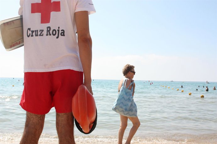 Un Socorrista De Cruz Roja Vigila La Playa