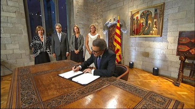 Artur Mas firma el decreto del 27S