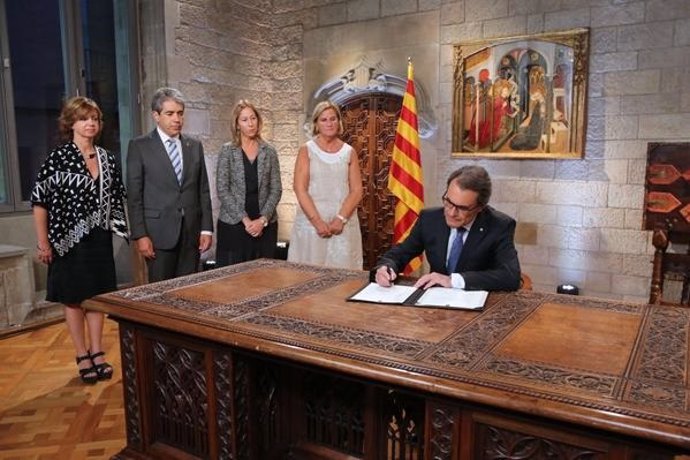 Artur Mas firmando el decreto de convocatoria del 27S
