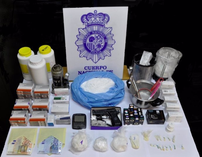 Droga y efectos incautados en una operación policial en Chiclana.