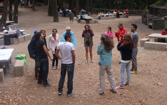 Jóvenes participando en una actividad intercultural