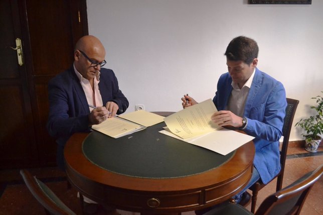 Firma del convenio para la adecuación de la plaza de La Villa en Torreperogil