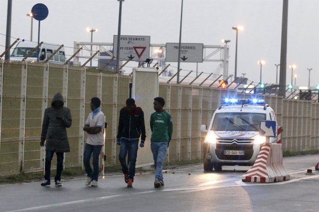 Inmigrantes en el puerto de Calais, Francia