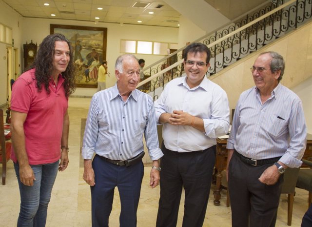 Tomatito junto al presidente de la Diputación y el diputado de Cultura de Almerí