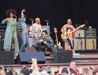 Vídeo: Lenny Kravitz muestra accidentalmente sus partes íntimas durante un concierto