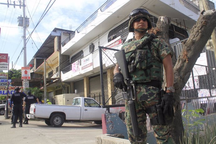Militar patrullando en la ciudad mexicana de Acapulco