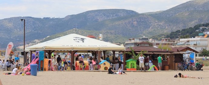 Un chiringuito de Castelldefels ofrece refrescos para limpiar la playa