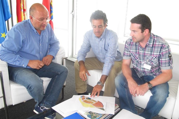 El consejero con el alcalde de Ramales