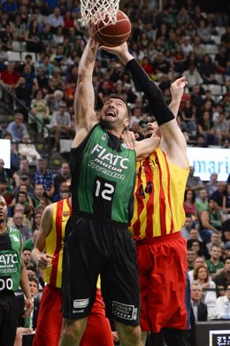 Goran Suton jugando contra el FC Barcelona.