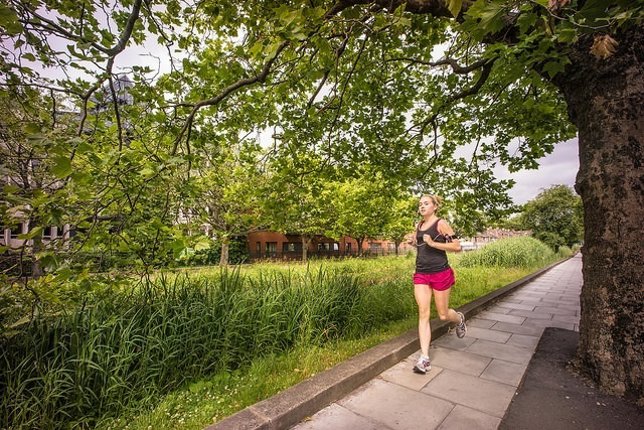 Chica practicando running.