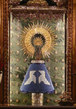 La Virgen del Pilar con el manto del Grupo Zaragozano de Papiroflexia