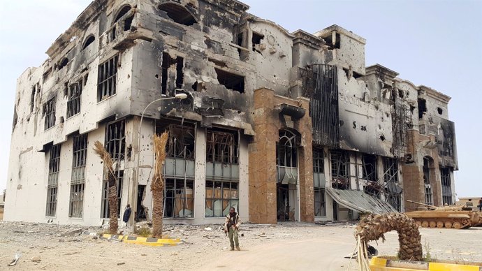 Ruinas de un centro comercial en la ciudad libia de Benghazi