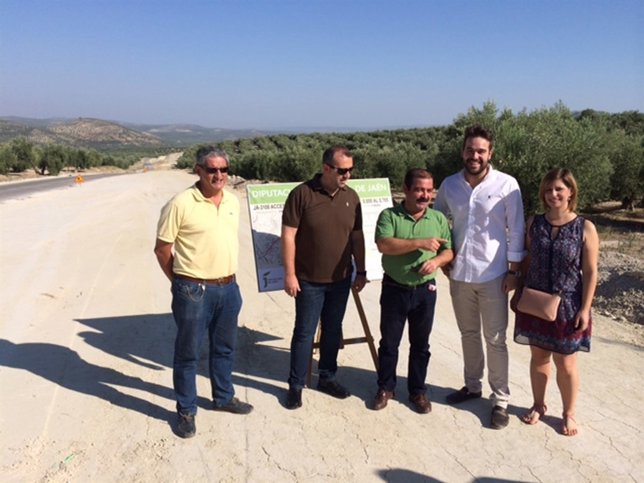 Castro (c), en una visita a las obras en la carretera entre Bedmar y Garcíez.