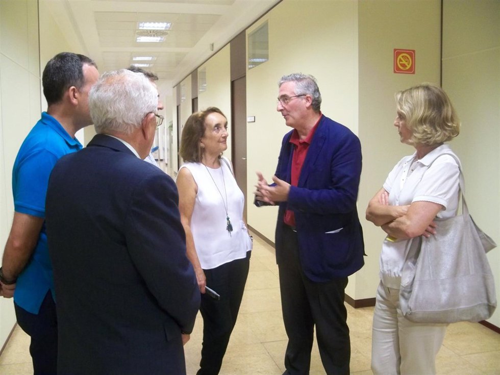 El consejero, Joaquín Olona, junto con los alcaldes afectados por el lindano
