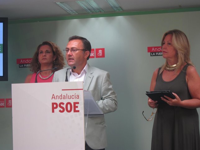 Miguel Ángel Heredia, Pilar Serrano y Trinidad Jiménez, del PSOE Málaga