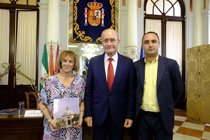 El alcalde de Málaga, Francisco de la Torre, y la autora Araceli González.