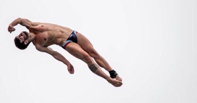 Carlos Gimeno durante un salto.