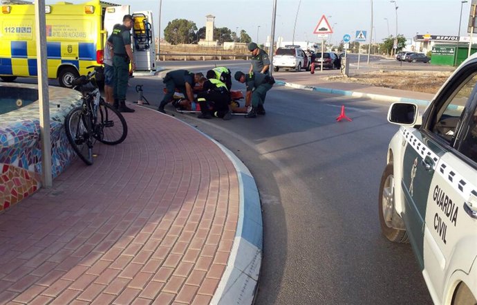 Un ciclista sufre heridas tras ser atropellado por un turismo en Los Alcázares