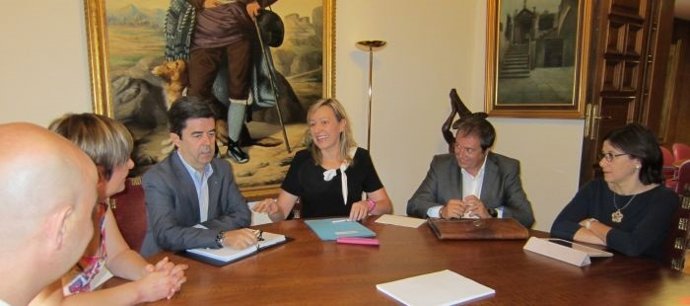 Marta Gascón visita el Ayuntamiento de Huesca