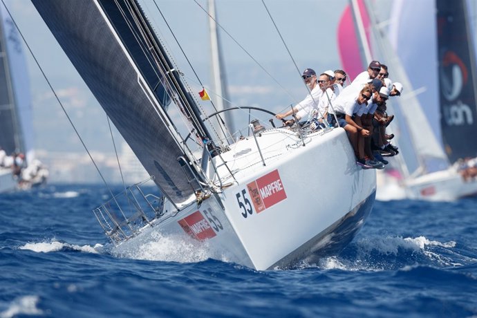 El Rey Felipe VI se pone a los mandos del 'Aifos' en la tercera jornada en Palma