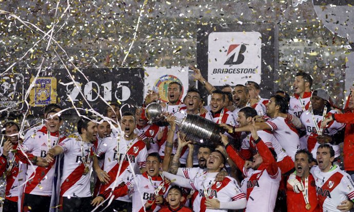 River Plate con el trofeo de campeón de la Libertadores