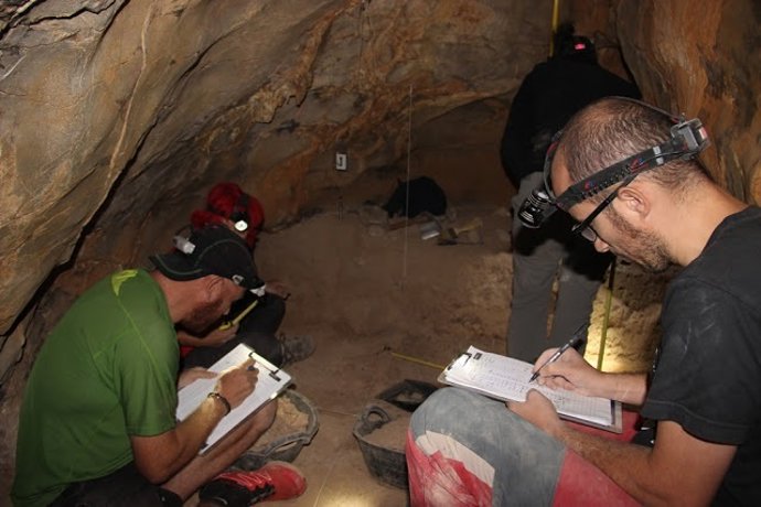 Excavación en la Cova dels Tritons de Lleida