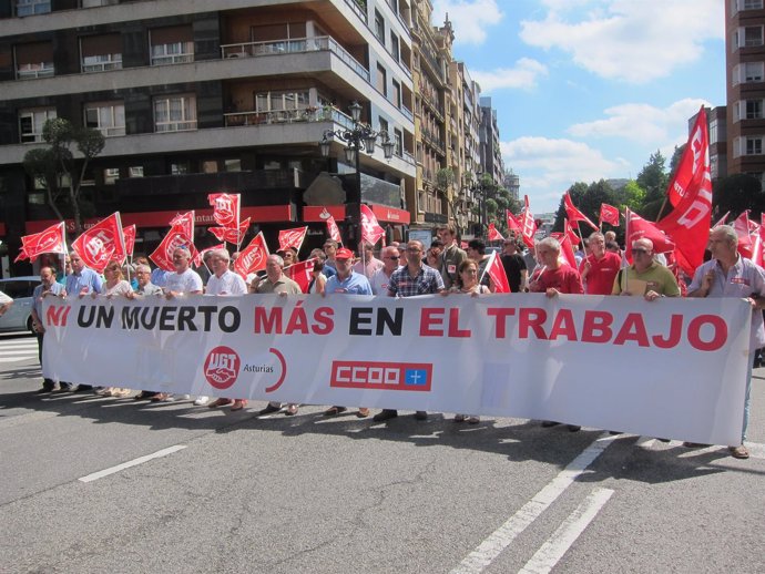 Concentración en Oviedo de UGT y CCOO por la muerte de un minero en Cerredo.