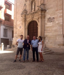 Fernández (2i), junto a responsables municipales de Beas de Segura.