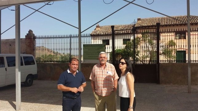 Castro (1i) visita obras del Plan Extraordinario de Empleo y Ahorro Energético.