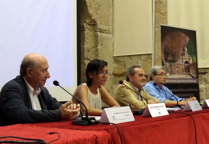 Peridis y otros participantes en el curso