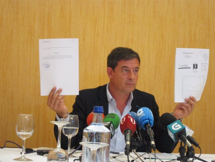 El secretario xeral del PSdeG, José Ramón Gómez Besteiro, muestra documentación