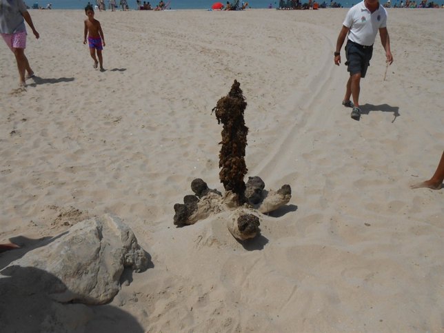 Antiguo ancla encontrado en la playa de El Puerto.
