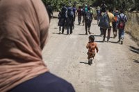 Más de 4.200 niños inmigrantes llegaron a Grecia en junio, decenas de ellos solos