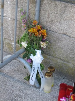 Flores en memoria de las niñas asesinadas por su padre en Moraña (Pontevedra)