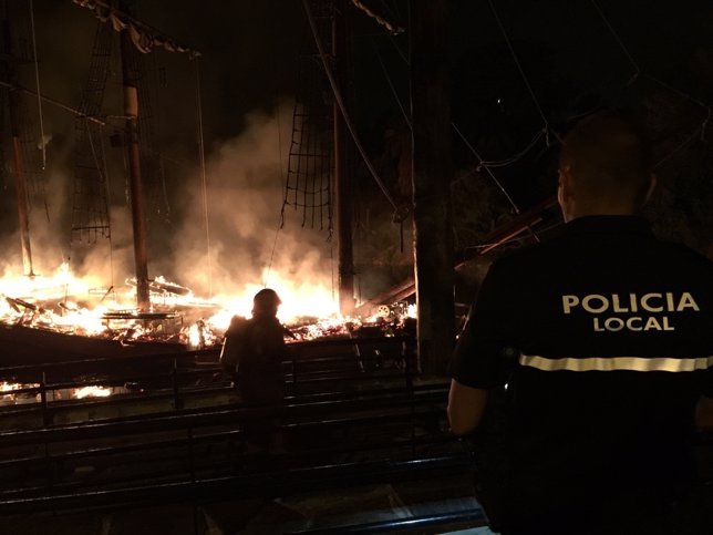 Incendio originado en un barco pirata de Isla Mágica