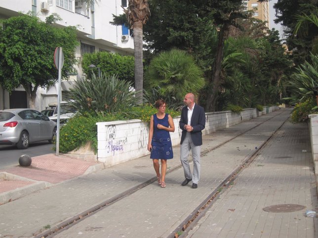 Francisco Conejo (PSOE-A), junto a María Gámez, en el tren del puerto de Málaga