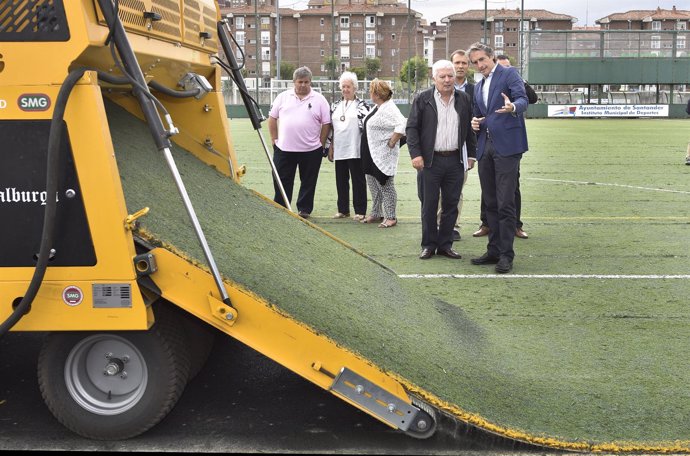 Obras de renovación del césped de los campos de fútbol de La Albericia