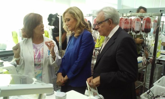 Cifuentes y Sánchez Martos, con la directora del Centro de Transfusión