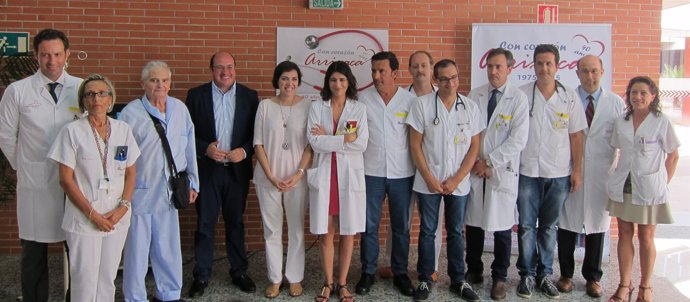 Equipo médico que ha realizado el primer implante de un corazón artificial