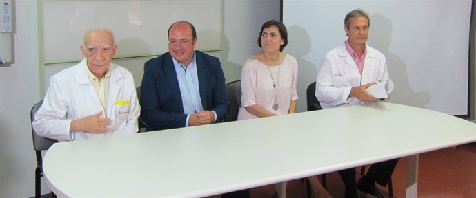 Pedro Antonio Sánchez y Encarna Guillén, con los médicos