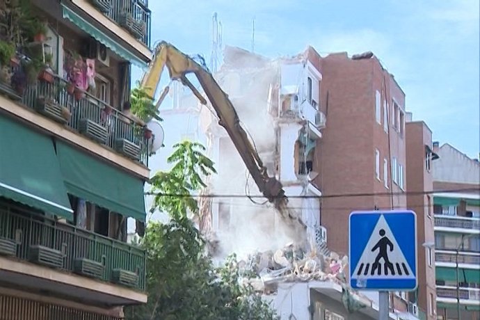 Continúa la demolición del edificio de Carabanchel