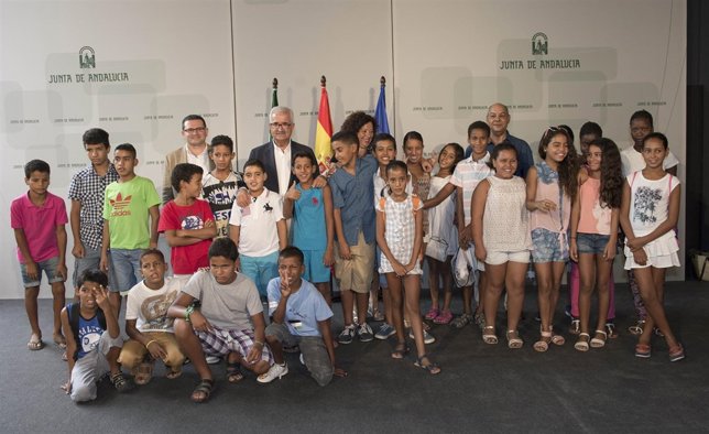 Visita niños saharauis con el vicepresidente de la Junta