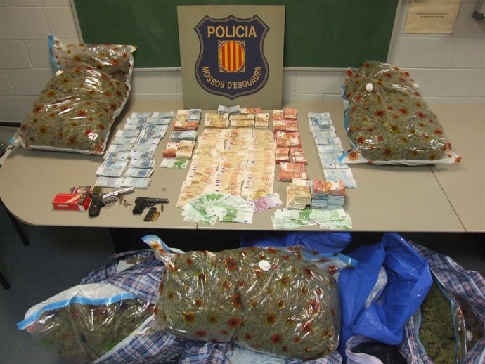 Marihuana, dinero y pistolas intervenidas a tres traficantes