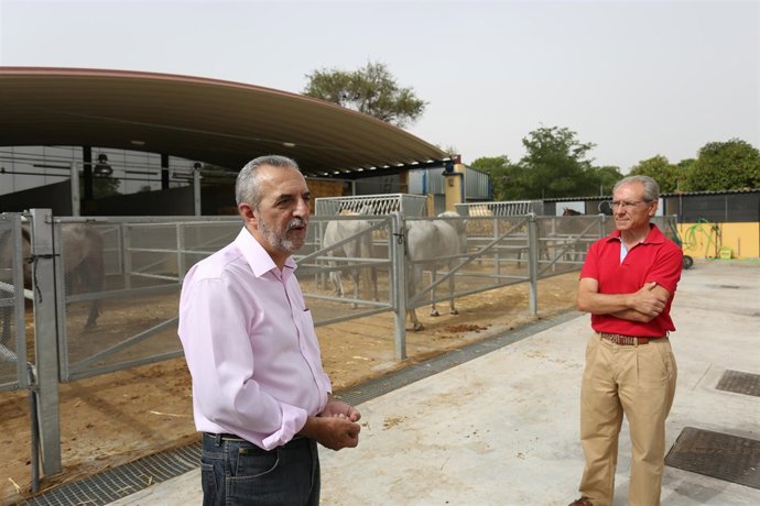 El delegado de Bienestar Social, en el zoosanitario