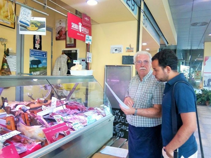 Gonzalez Rojas visitando el mercado de la Plaza de la Encarnación